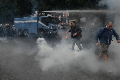 Napoli, scontri tra polizia e manifestanti anti Bce