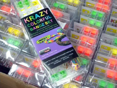 Falsi braccialetti per bimbi. Un business cancerogeno