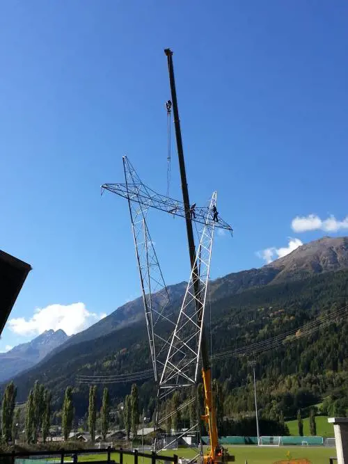 Come viene smantellato un traliccio?