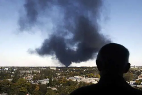 Fumo dopo i bombardamenti sull'aeroporto di Donetsk