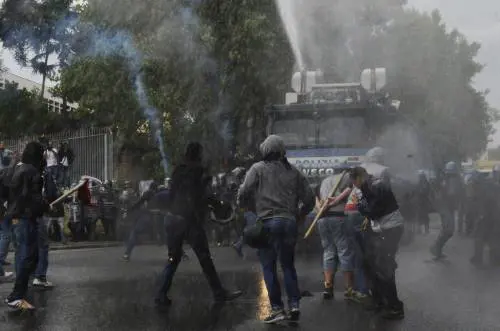 E fuori dal vertice scatta la protesta antagonista
