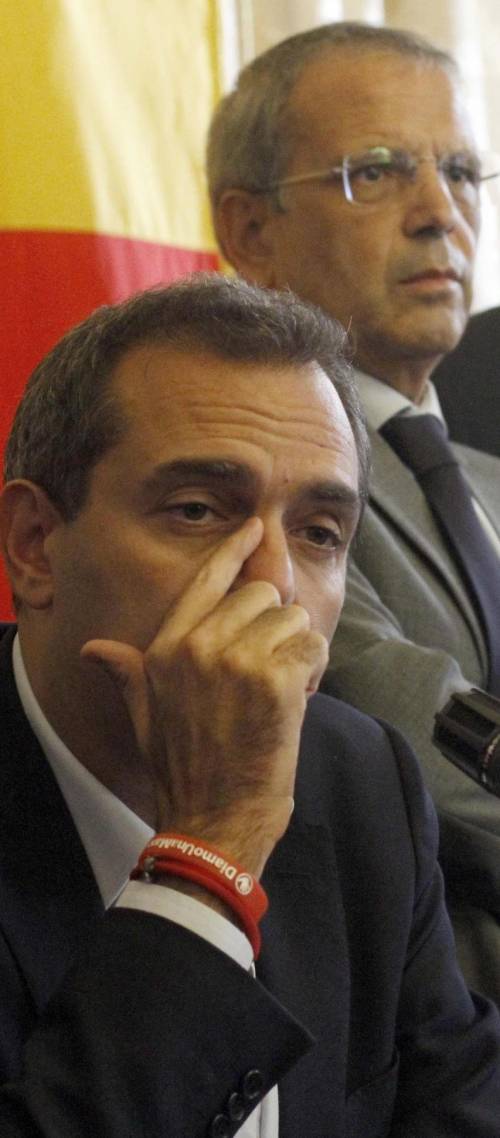 Stop a De Magistris il sindaco che lascia Napoli in mutande