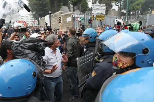 Chi vuole il reato di tortura cantava: "Basco nero vada al cimitero"