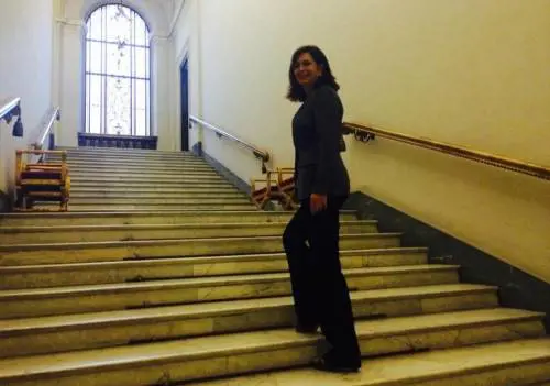 La Boldrini sale le scale ma scivola sulla rete