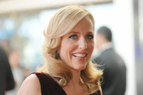 Gillian Anderson: "Al college stavo con una donna e non mi vergogno"