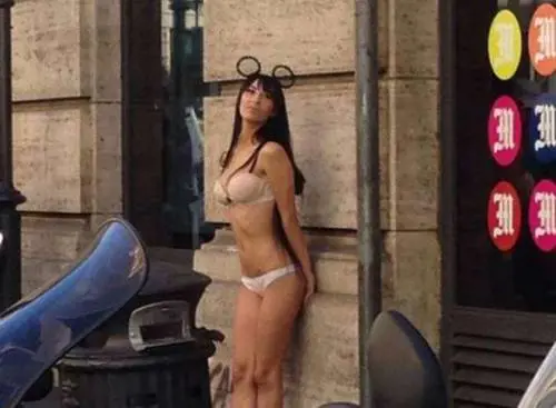 Ragazza si spoglia in pieno centro a Roma: "Cerco un editore"