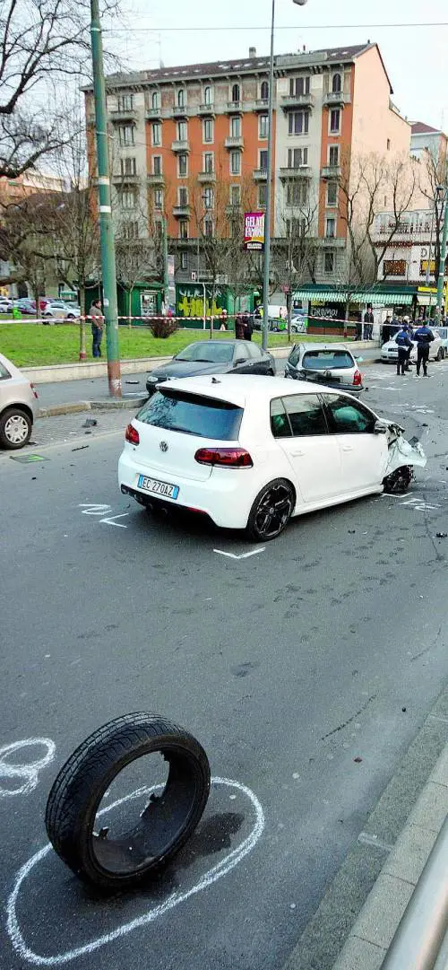 Semafori fuori controllo, buche e traffico: Piazza Napoli fa paura