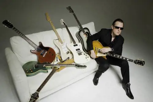 "Suono con l'anima. Così nella mia chitarra c'è la musica della vita"