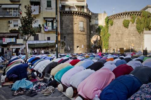 Napoli invasa: i musulmani festeggiano Allah