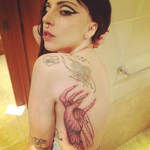 Lady Gaga si fa tatuare una "mano mostruosa" in onore dei suoi fan