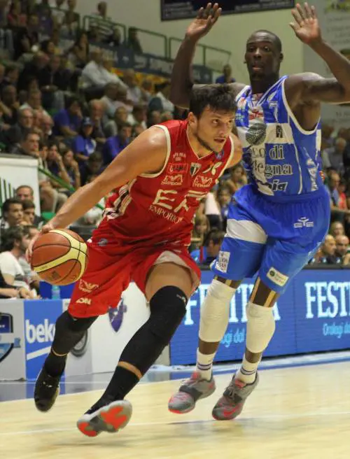 L'Armani sfila ma non gioca. Supercoppa a Sassari