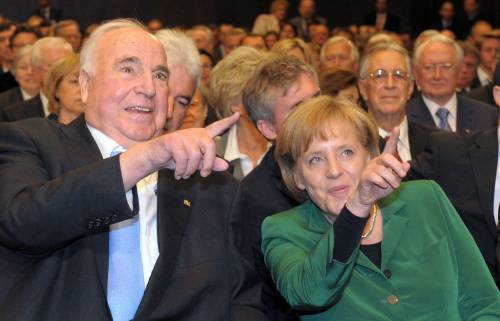 Merkel indigesta a Kohl: "Non sa neanche mangiare"