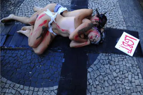 Nude e "crocifisse" contro l'omofobia