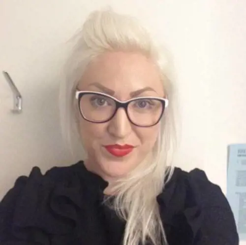 Bionda, tatuata e senza hijab: la texana che difende l'islam è diventata la star dei jihadisti