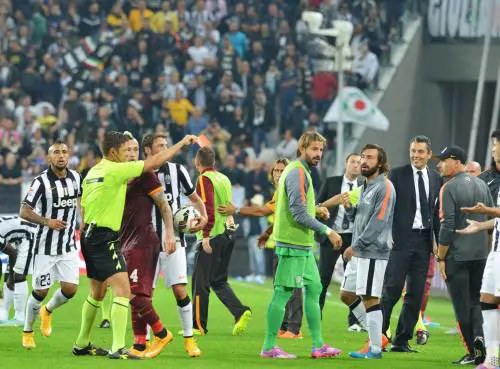 Sto con l'arbitro vittima (incapace) di 22 truffatori