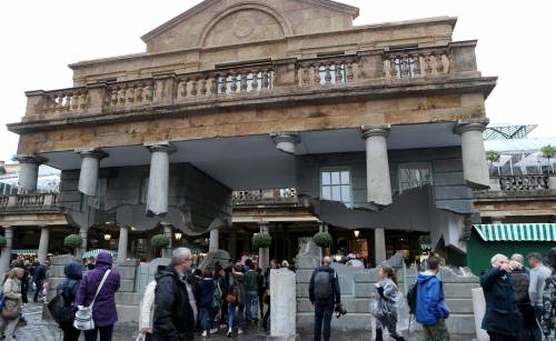 Londra, il monumento "sospeso" in aria