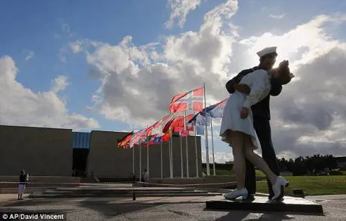 La riproduzione scultorea della celebre fotografia, a Caen