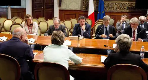 Renzi al tavolo con i sindacati