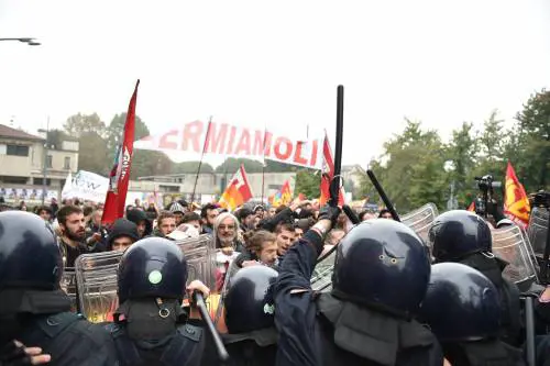 Scontri tra centri sociali e polizia al vertice Ue