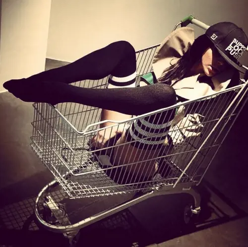 Veronica Ciardi, sexy foto nel carrello della spesa 