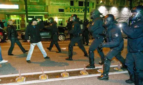 Scontri ad Amburgo tra la comunità curda e centinaia di musulmani salafiti