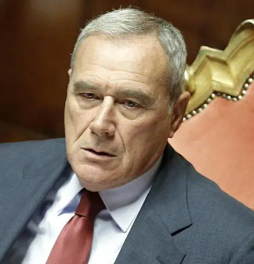 Monete e lancio di libri, l'Aula diventa un saloon