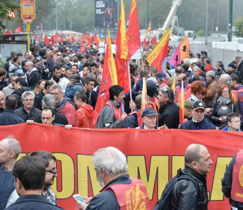 In piazza tra fumogeni e minacce