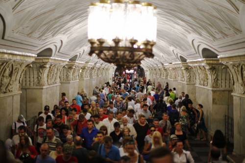 Un'affollata stazione della metropolitana di Mosca