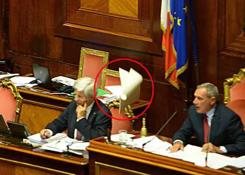 Il capogruppo della Lega, Gian Marco Centinaio, lancia il regolamento all'indirizzo del presidente Grasso