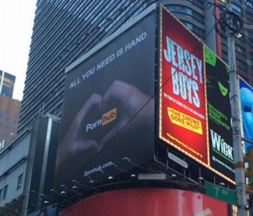 PornHub mette ko Times Square: "All you need is hand"