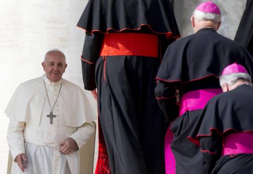 La fede concreta del Papa «Dio non è uno spray» Il sinodo si spacca in due
