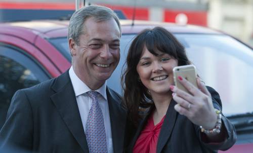 Farage: "Vietare l'ingresso in Inghilterra agli stranieri sieropositivi"