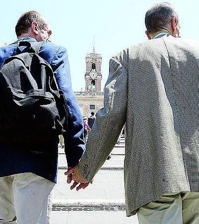 "A Milano 25 coppie di uomini hanno comprato bimbi"