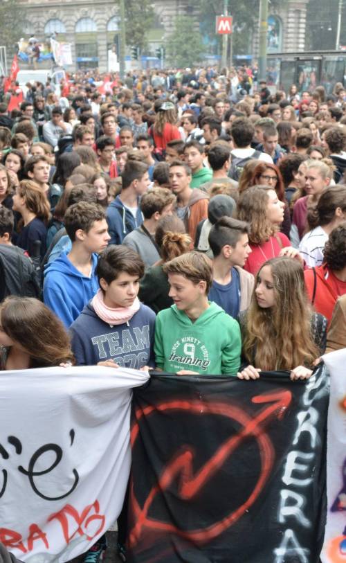 Strade chiuse e traffico in tilt: ecco la protesta degli studenti