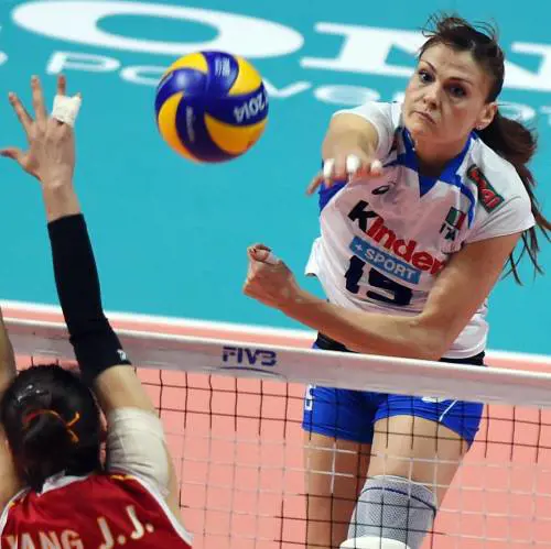 Antonella Del Core in azione contro le cinesi