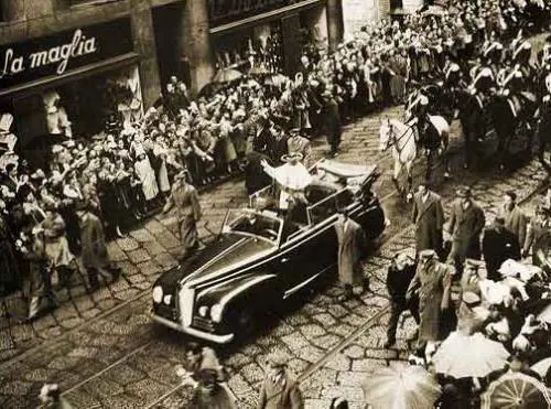 Il Papa «milanese» beatificato col maxischermo in Galleria