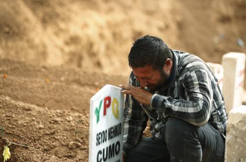 Ali Mehmud piange il fratello morto combattendo con i curdi a Kobane