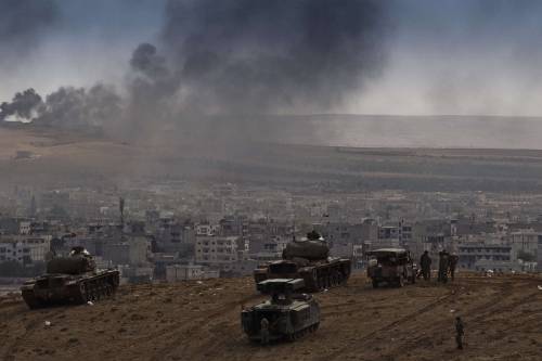 Truppe della Turchia al confine, a pochi chilometri dalla città di Kobane