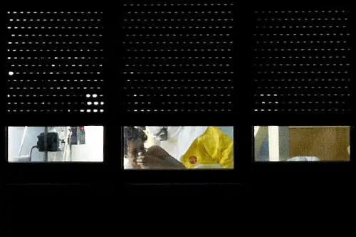 Un medico all'ospedale Carloss III di Madrid, dove è ricoverata un'infermiera contagiata dall'ebola