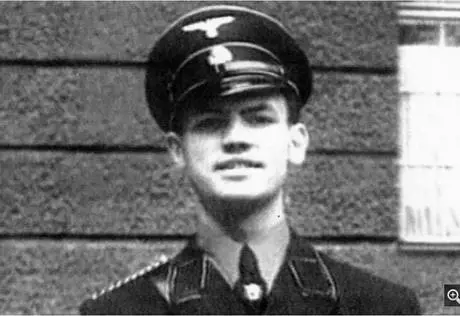 Priebke, per il primo anniversario della morte fiori e manifesti a Roma