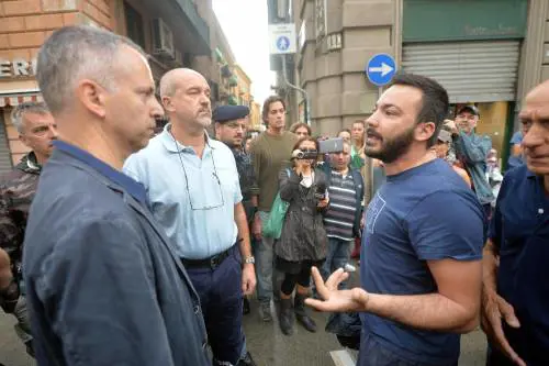 Il sindaco Marco Doria parla con alcuni cittadini