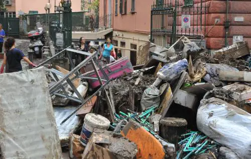 Il Comune di Genova difende il capo della Protezione Civile. "Sciacalli, ho meritato il premio"