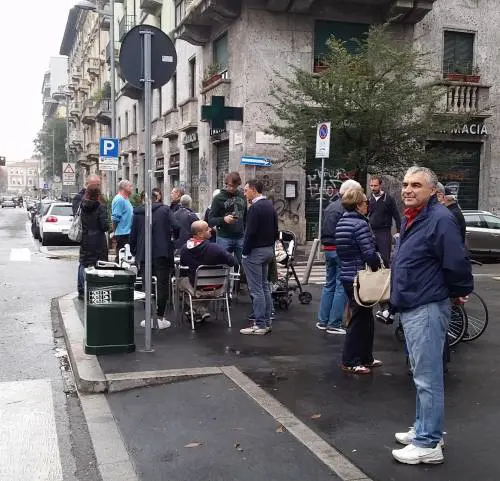 Inascoltati dal Comune ed esasperati i residenti scendono in piazza coi gazebo