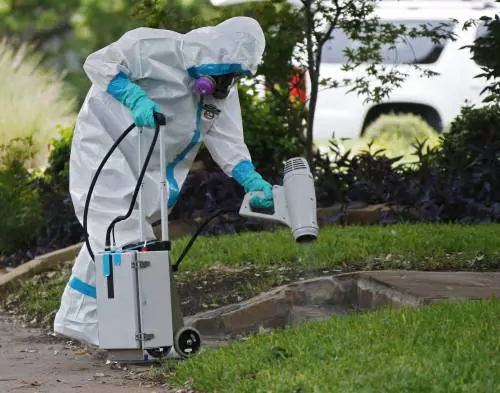 Una squadra di specialisti fuori dalla casa dell'infermiera contagiata in Texas