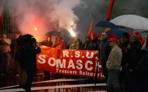 Renzi, dai fischi delle tute blu al crollo su Twitter