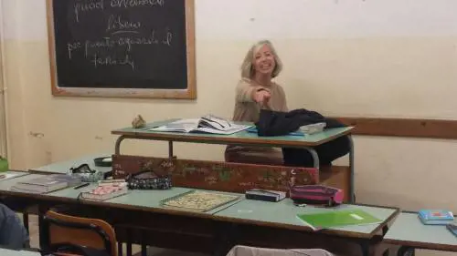 La Giannini si mette in posa e gioca a fare la professoressa