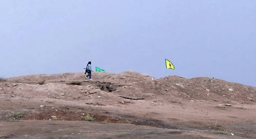 La bandiera del YPG curdo sventola su una collina sottratta allo Stato islamico