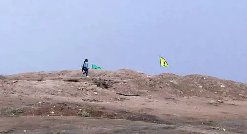 La bandiera del YPG curdo sventola su una collina sottratta allo Stato islamico