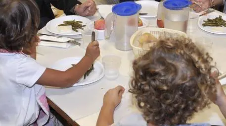Il Comune in bolletta taglia la mensa ai bambini