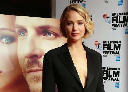 Jennifer Lawrence, scollatura hot sul red carpet